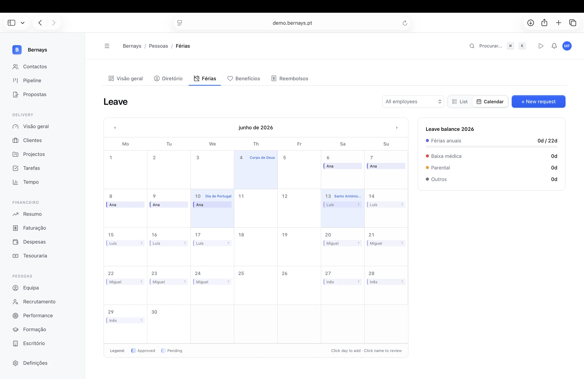 Calendário de férias e ausências no Bernays com estados Approved e Pending por consultor